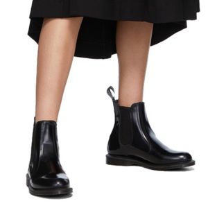 FLORA WOMEN'S SMOOTH LEATHER CHELSEA BOOTS